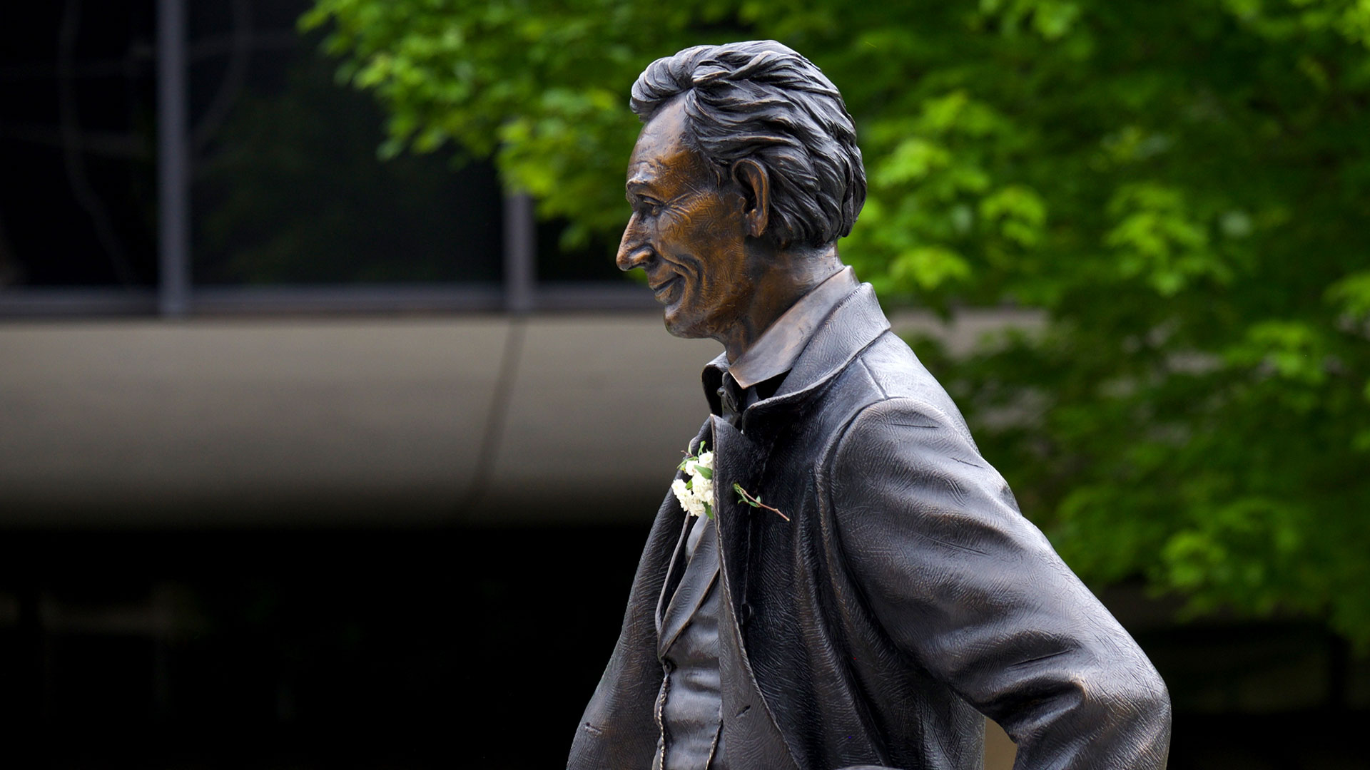 Profile view of UIS Lincoln Statue