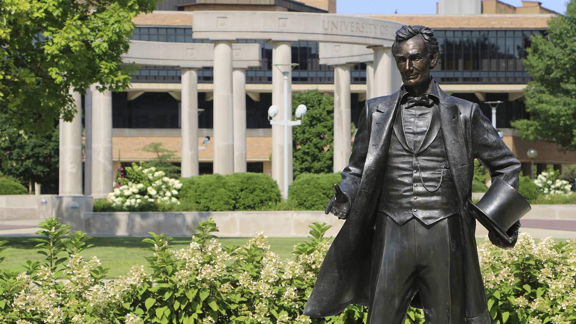 the Lincoln statue with the colonnade in the background