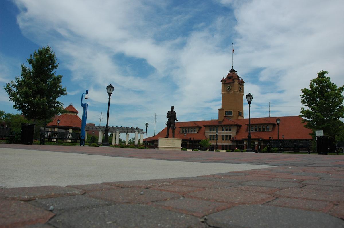train station & Abraham Lincoln statue.