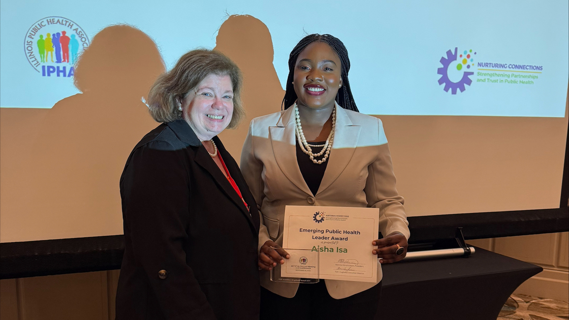 Aisha Katsina Isa receiving the Emerging Public Health Leader Award at the Illinois Public Health Association Conference.