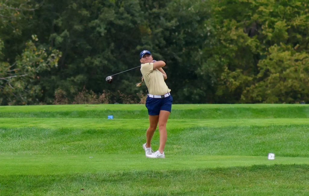 Elaine Grant golfing