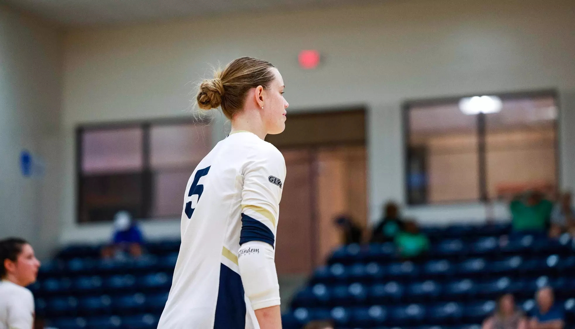 Anna Laincz on volleyball court