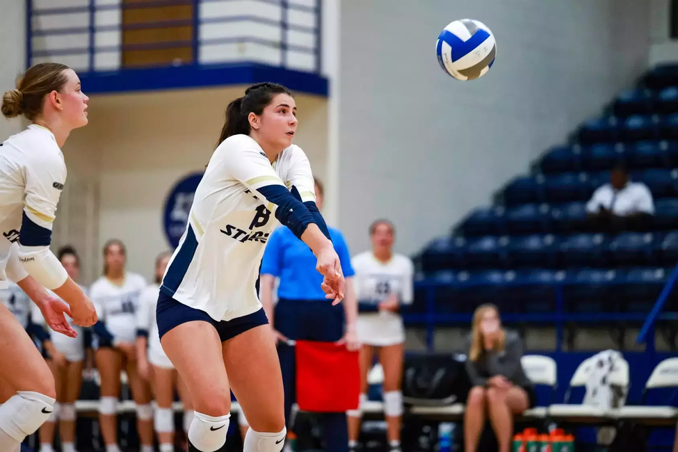 Eirini Glynou playing volleyball