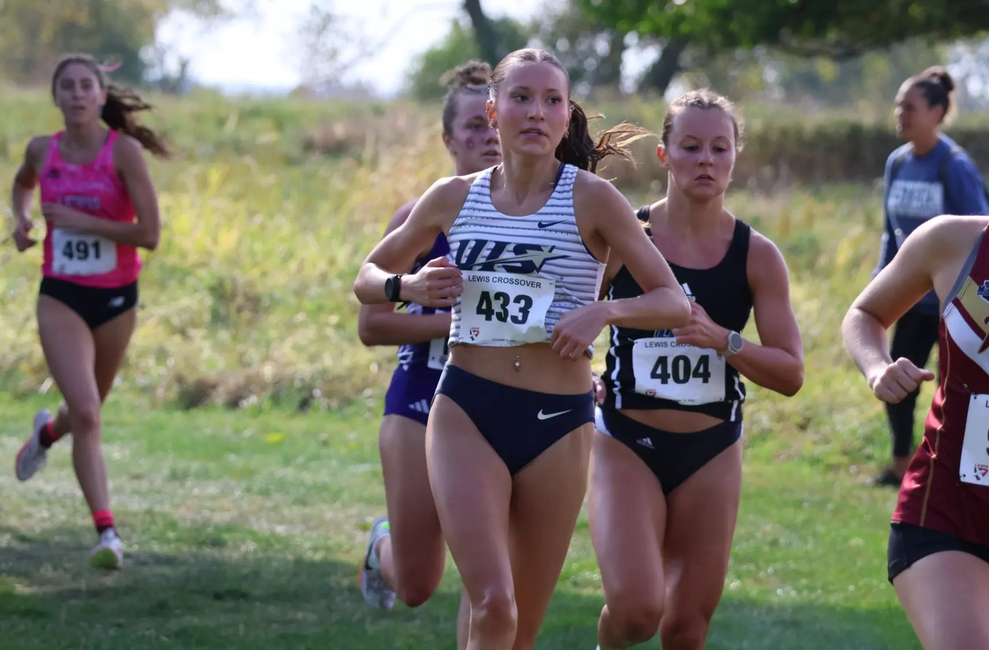 Madelyn Miller racing cross country