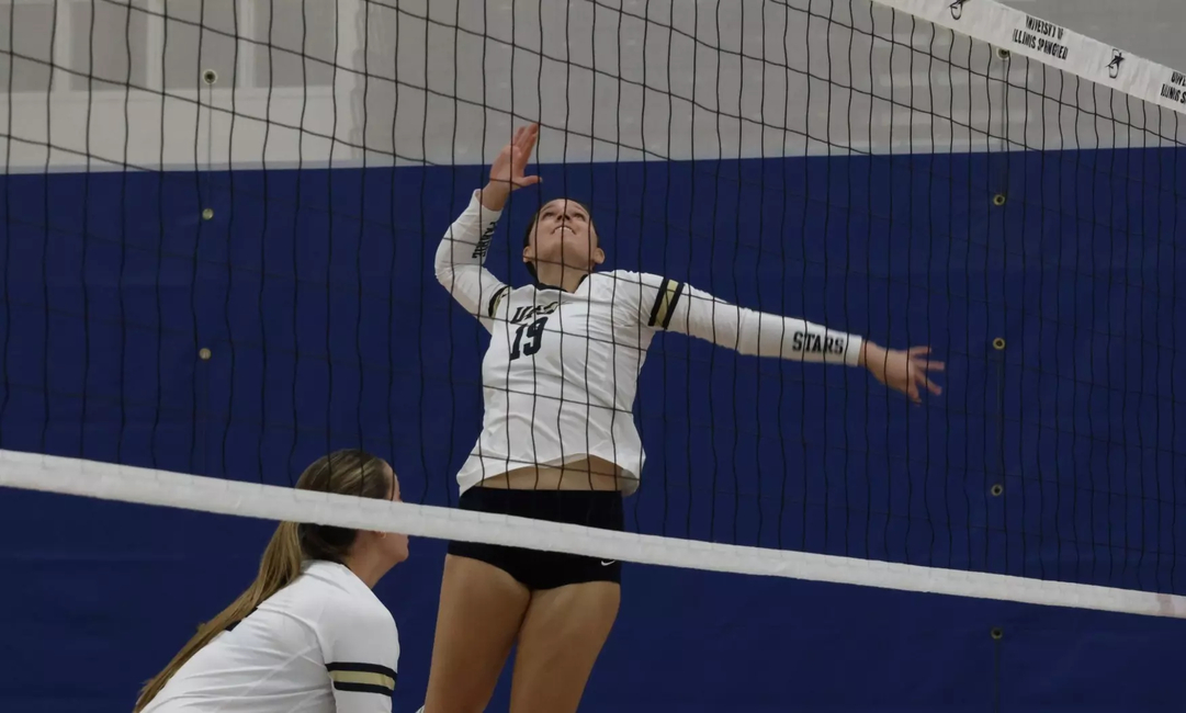 Makenna Cox playing volleyball