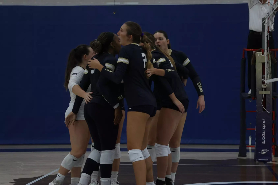 UIS Volleyball team in huddle