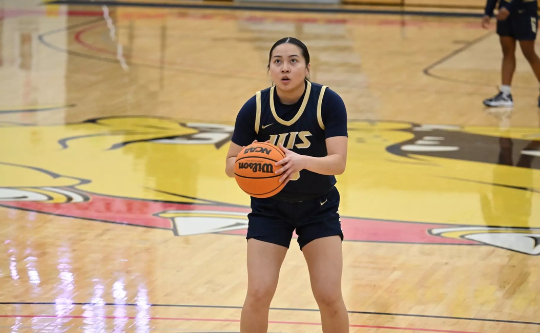 Mandi Pham shooting free throws