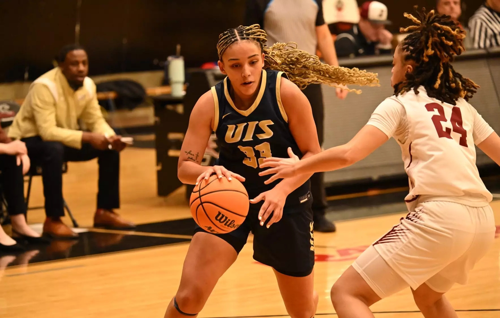 Allysia McDaniel playing basketball