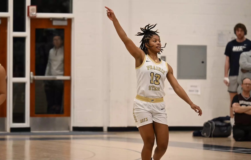 Emari Doby playing basketballl