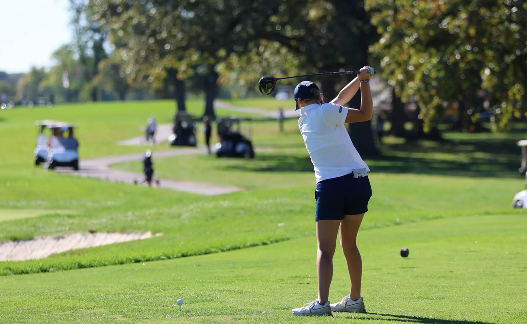 Elaine Grant golfing