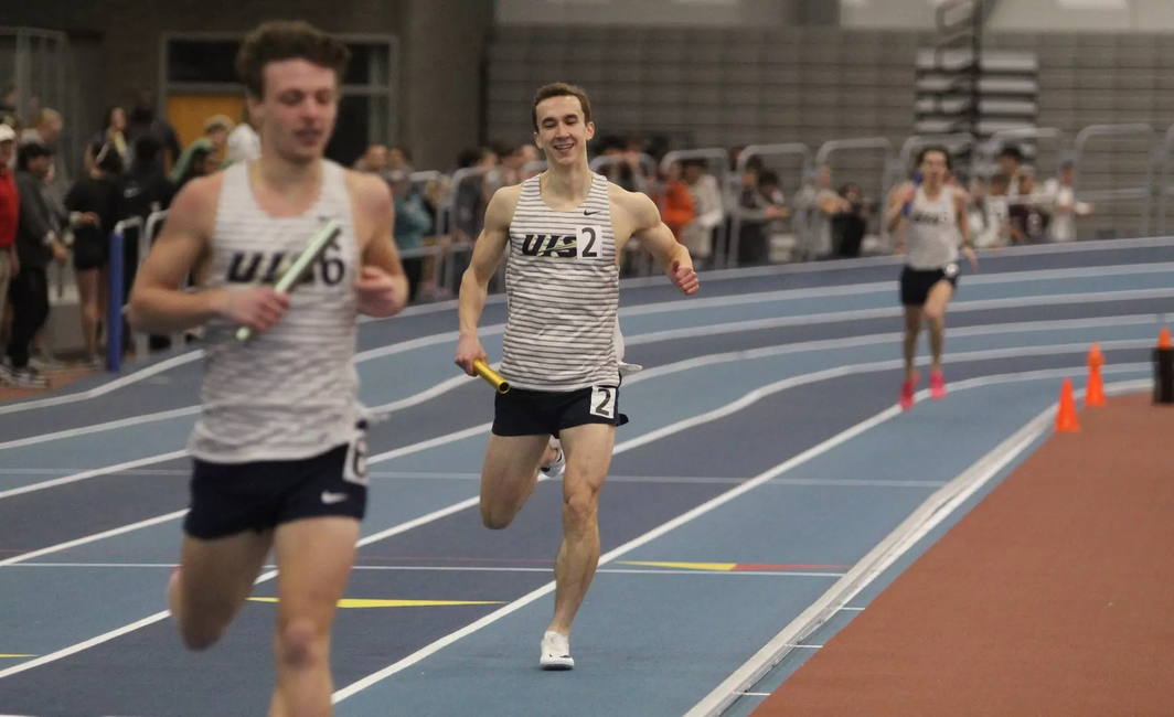 Ryan Jones finishing the 4x400m race