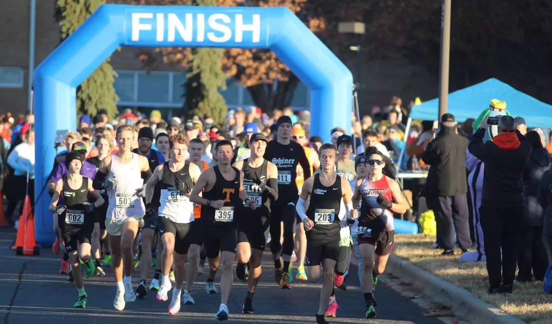 Participants running at the UIS-BOS turkey trot