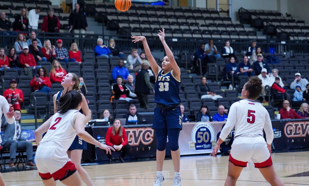 Alyssia McDaniel shooting the basketball