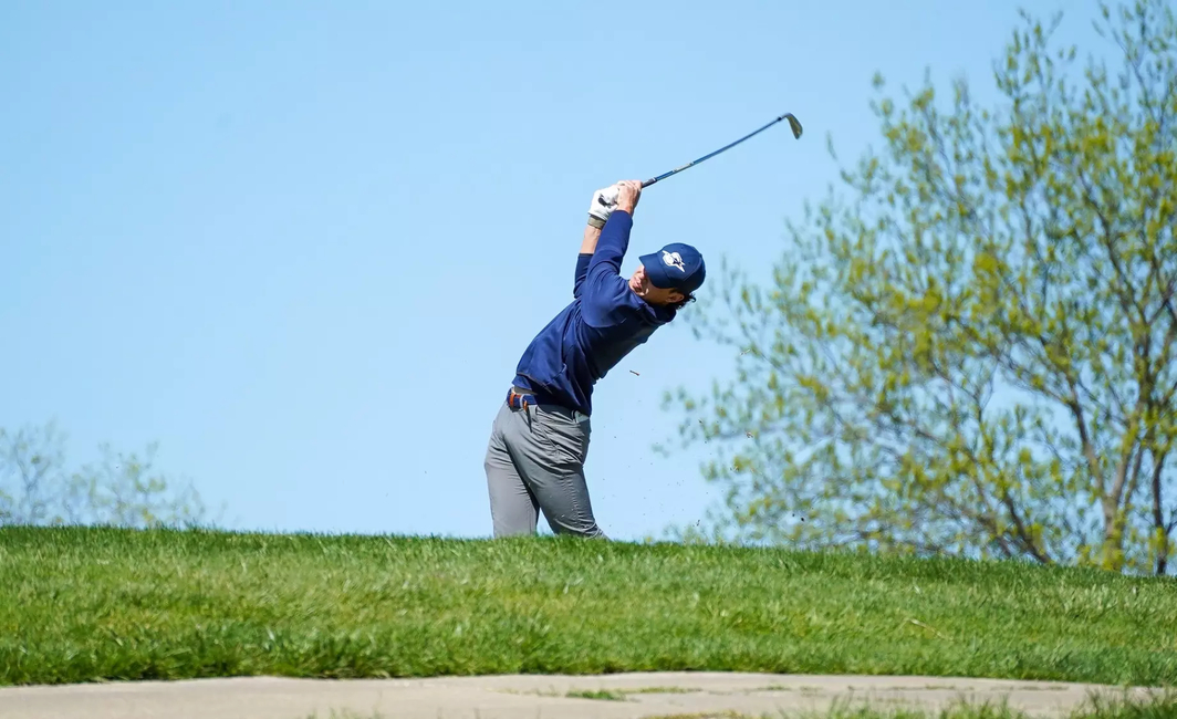 Julien Babineau golfing