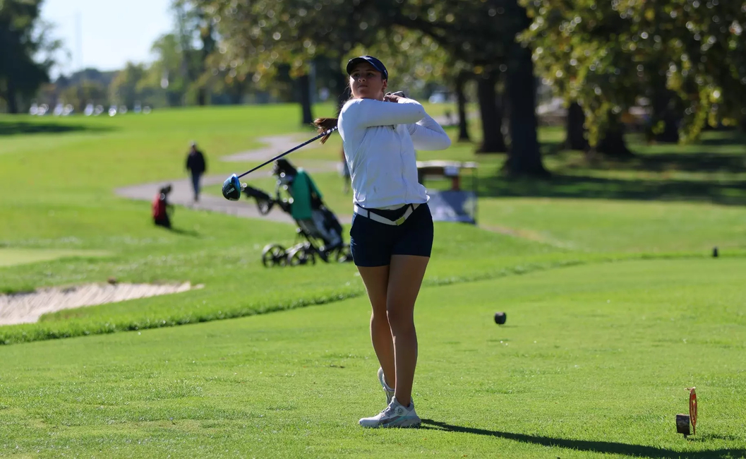 Sara Prieto golfing