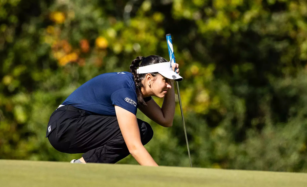 Sara Prieto prepares to putt