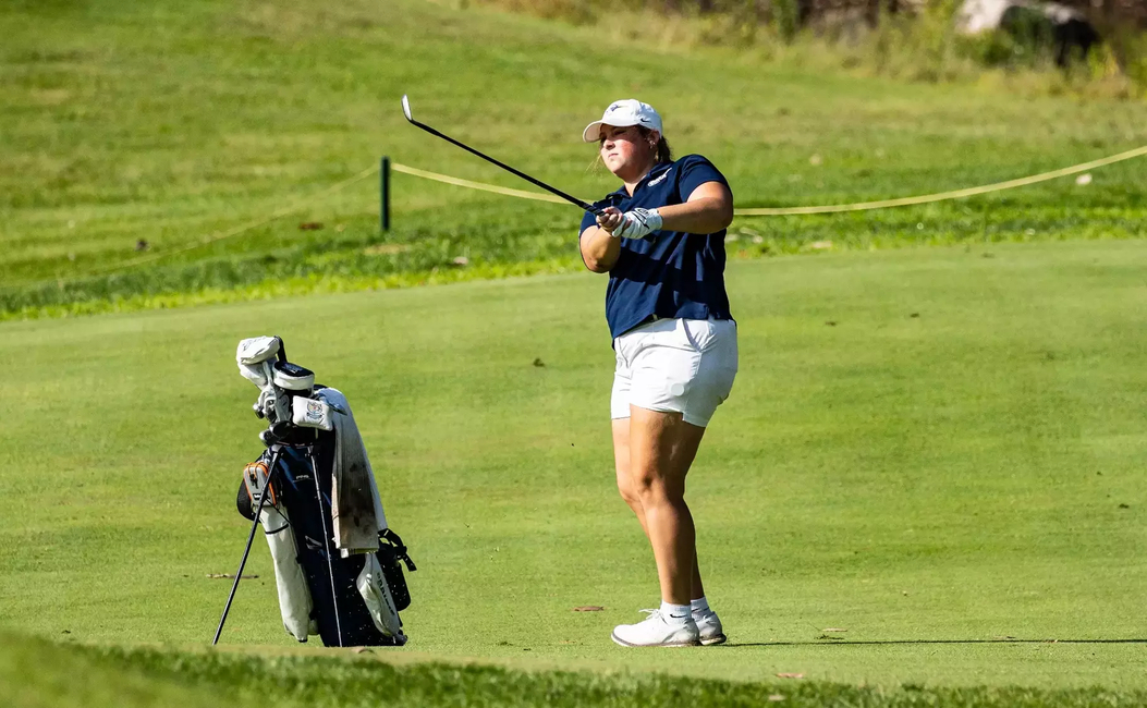 Isabelle Segal golfing