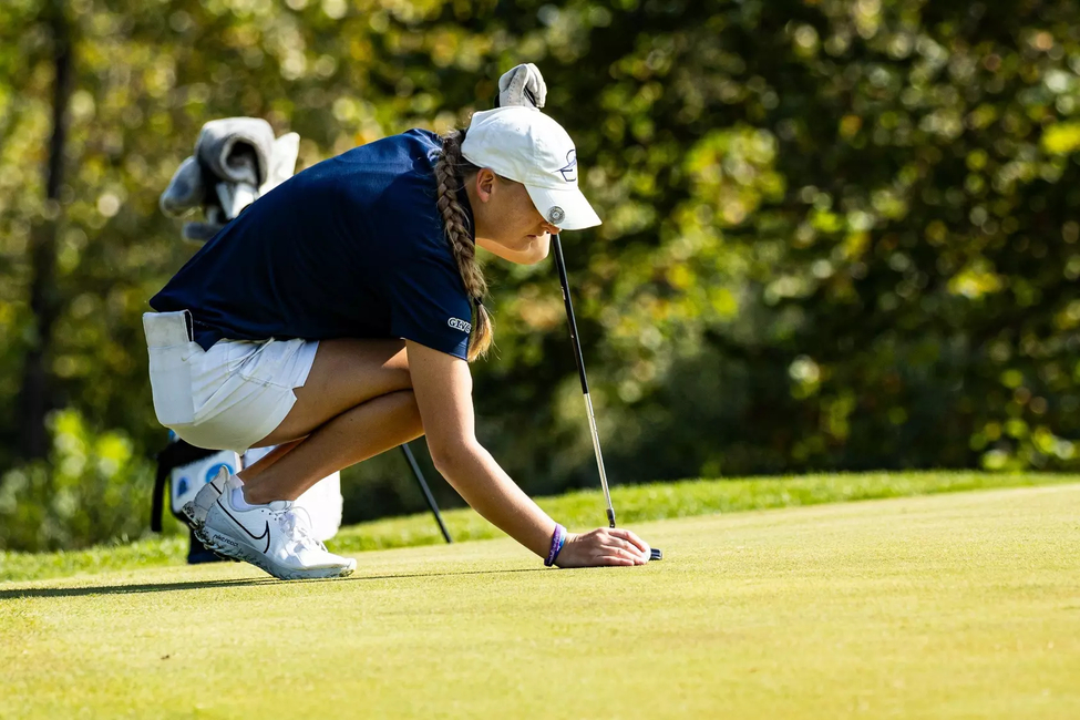 Elaine Grant places tee