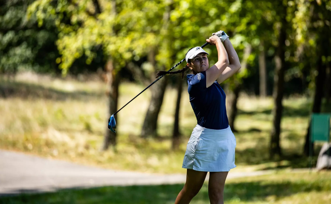 Sara Prieto golfing