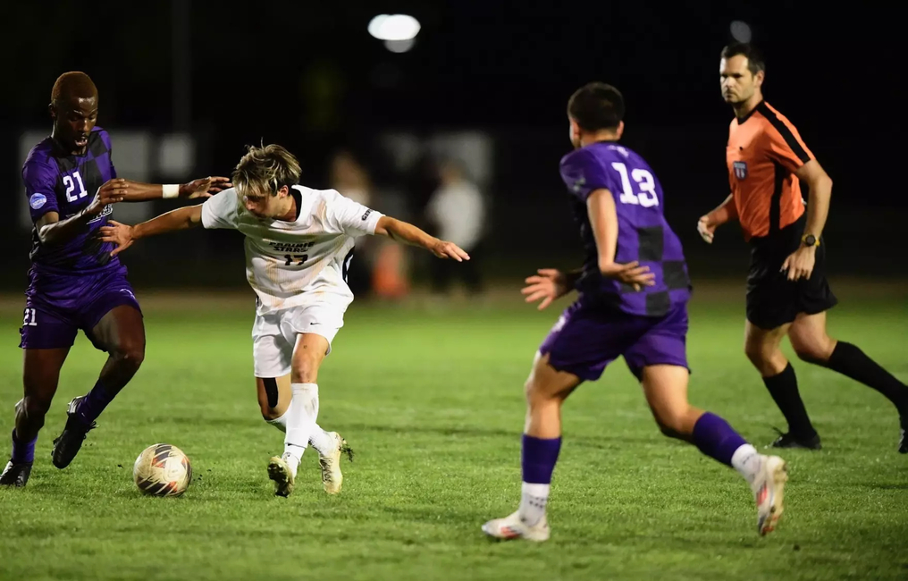 Sergio Crescenzi with two opponents