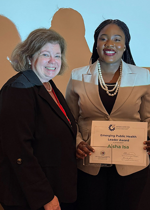 Aisha Katsina Isa receiving the Emerging Public Health Leader Award at the Illinois Public Health Association Conference.