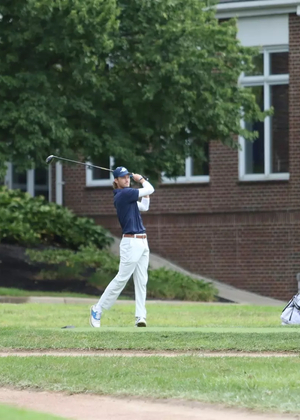 Brooks Cluver golfing in UIS blue