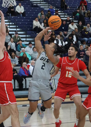 Jordan Rice playing basketball at UIS