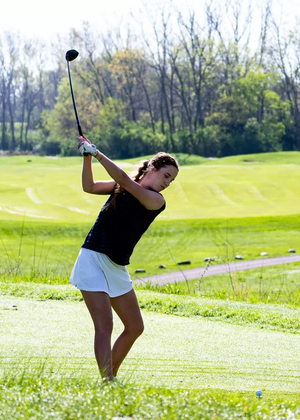 Lia Rody golfing in blue UIS gear