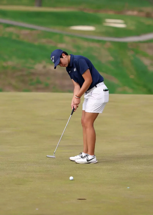 Valentina Torrealba playing golf in blue UIS gear