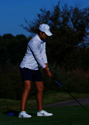 Valentina Torralba golfing in UIS white and blue