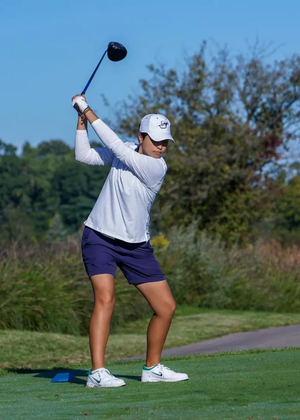 Valentina Torrealba golfing in UIS blue