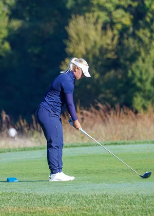 Gracie Russell golfing in UIS blue