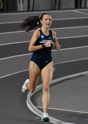Maddie Miller-Ross running on an indoor track