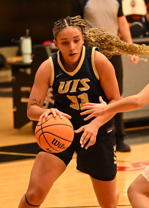 Allysia McDaniel playing basketball