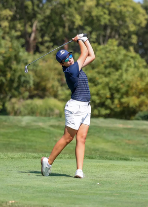 Valentina Torrealba golfing