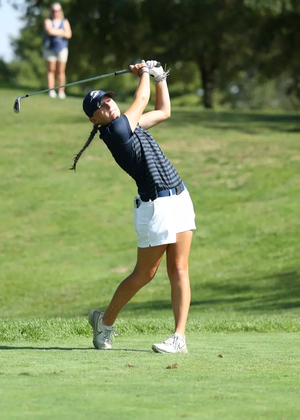 Elaine Grant golfing
