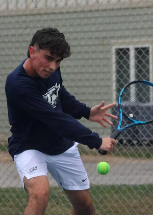 Pablo Herrera playing tennis for UIS