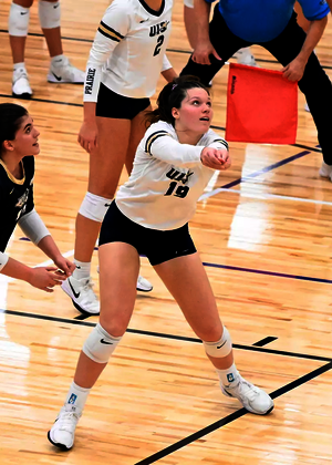 Makenna Cox playing volleyball