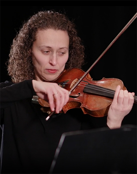 Yona Stamatis playing a violin