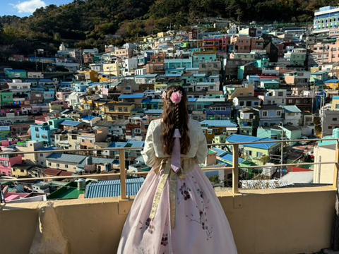 Gloria Bajlozi overlooking a city in traditional South Korean dress.