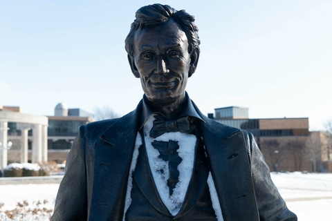 statue of Abraham Lincoln