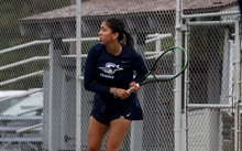 Cristina Mendoza Romero playing tennis in UIS blue