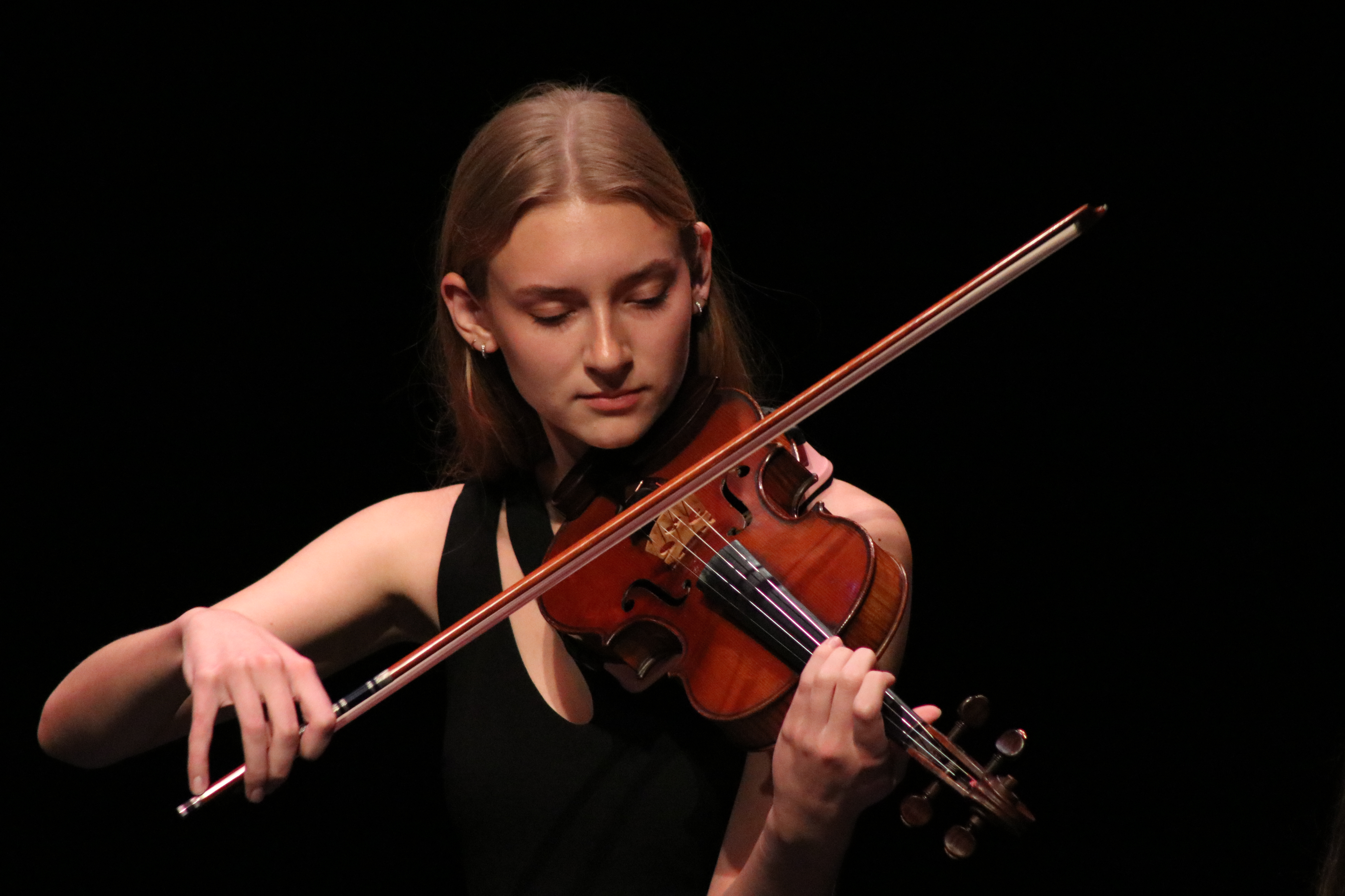 woman playing the violin