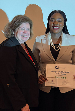 Aisha Katsina Isa receiving the Emerging Public Health Leader Award at the Illinois Public Health Association Conference.