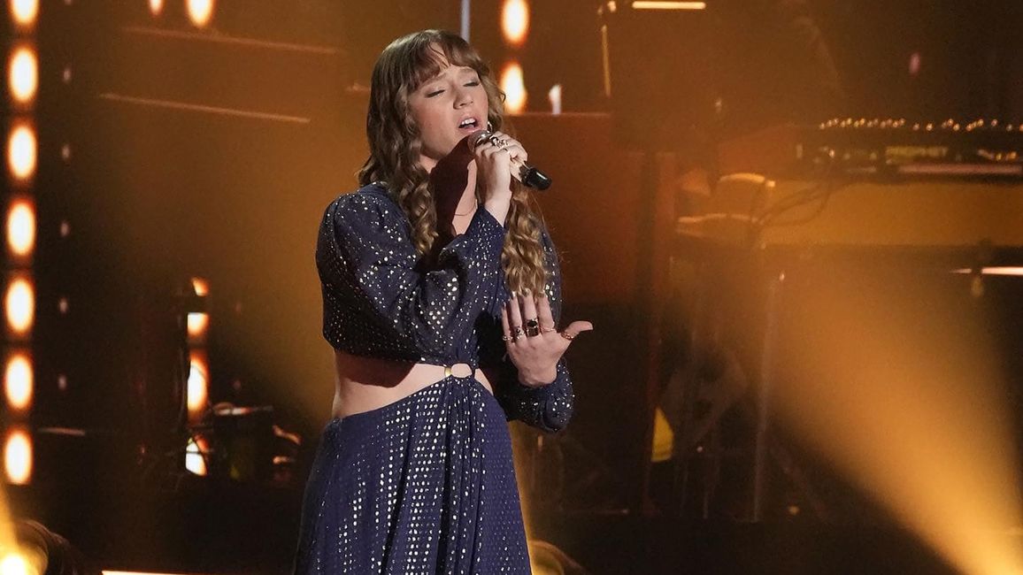 Hannah Nicolaisen sings