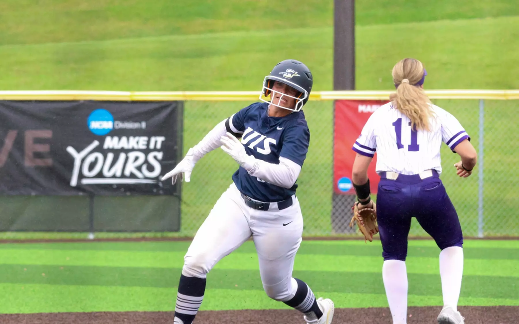 Olivia DeLuca going to third base