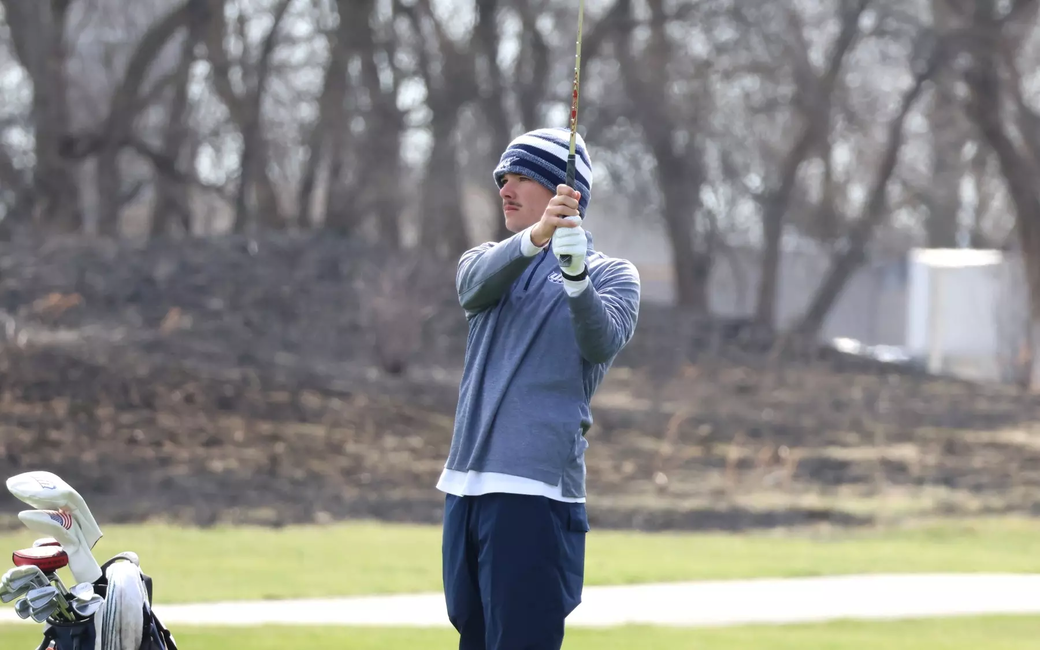 Jake Baldin golfing