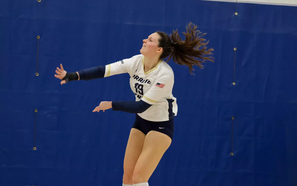 Makenna Cox playing volleyball