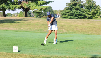 Erin Ahmadfadzir golfing in blue and white UIS golf gear