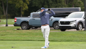 Brooks Cluver golfing in UIS blue